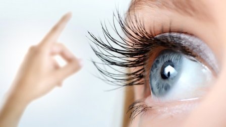 Oog dat een wijzende vinger volgt