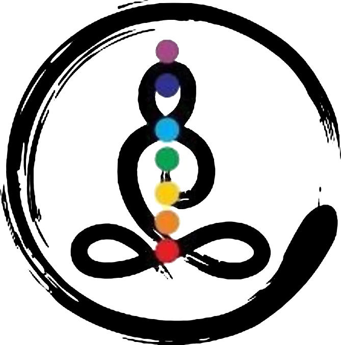 Silhouet in lotushouding met de zeven chakras in een geschilderde cirkel