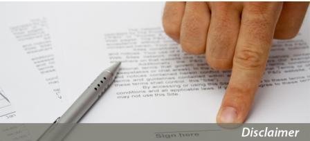 Hand die de kleine lettertjes van een document aanwijst