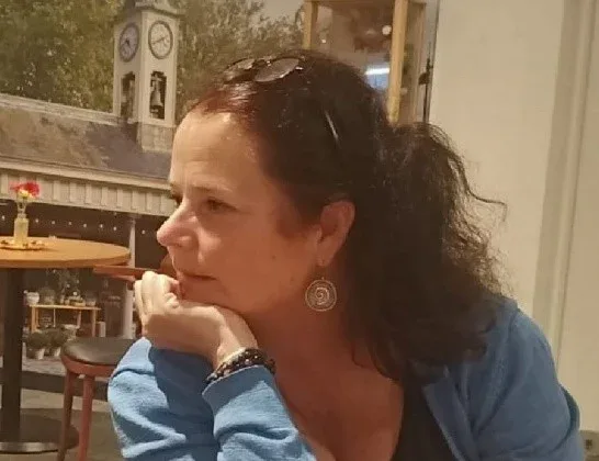 Paula Damen-van Eijk luisterend in gesprek in haar praktijkruimte