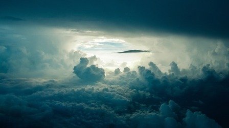 Zicht boven een wolkendek met doorbrekend licht