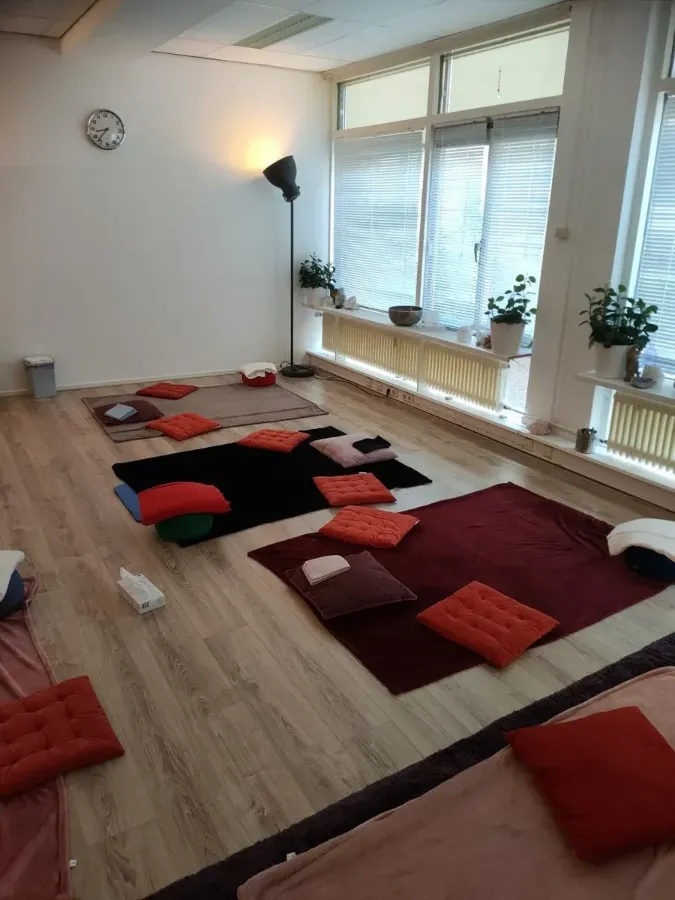 Matten en kussens klaargelegd voor een ademsessie